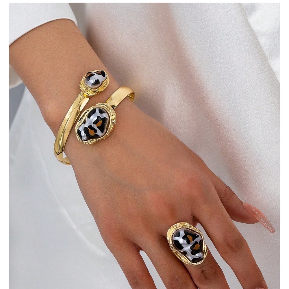 Gold tone zinc alloy set of Adjudtable leopard ring & bracelet - Picture 2 of 5